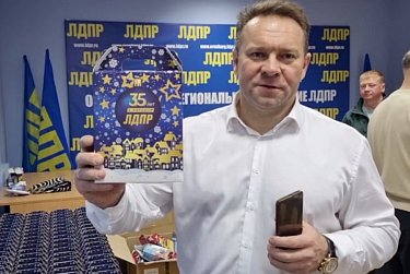 Депутат работает от имени Деда Мороза